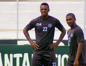 Cleber e Cicinho no treino da Ponte Preta (Foto: Reprodução EPTV)