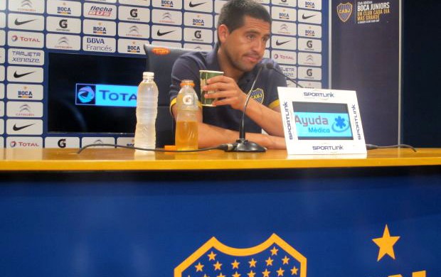 Riquelme Boca Juniors coletiva (Foto: Diego Ribeiro)