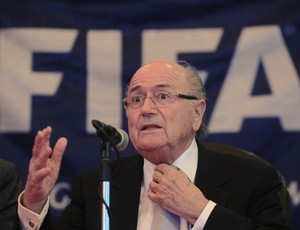 Blatter em coletiva em Cuba (Foto: Reuters)