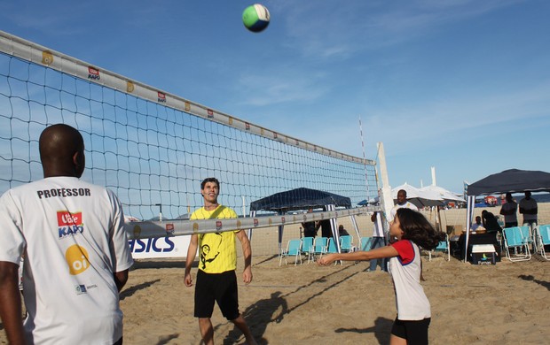 bruninho  Adriana Samuel Crianças da Escolinha de Vôlei  (Foto: Divulgação)