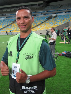 O gandula Fernando Abreu participa da comemoração do gol de Ronaldo (Foto: Marcelo Baltar/ Globoesporte.com)