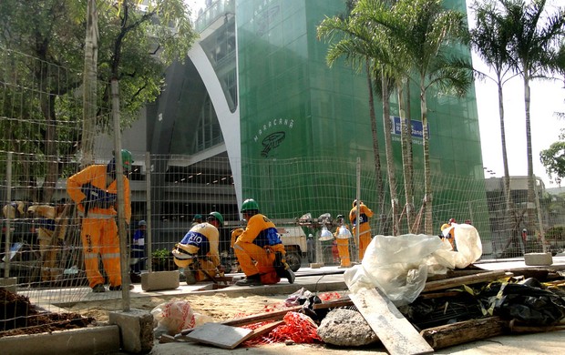 Obras operários maracanã reabertura  (Foto: Thiago Dias)