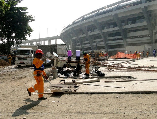 Obras operários maracanã reabertura  (Foto: Thiago Dias)