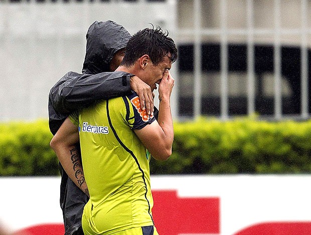 Bernardo chorando no treino do Vasco (Foto: Alexandre Cassiano / Agência O Globo)