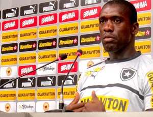 Seedorf botafogo coletiva (Foto: Fred Huber )