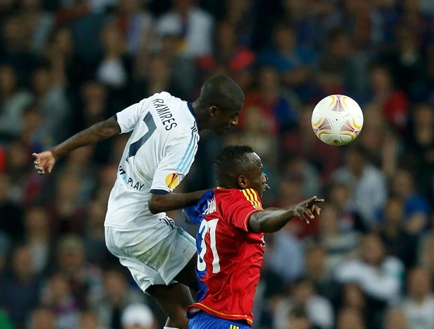 Ramires e Zoua, Basel x Chelsea (Foto: Reuters)