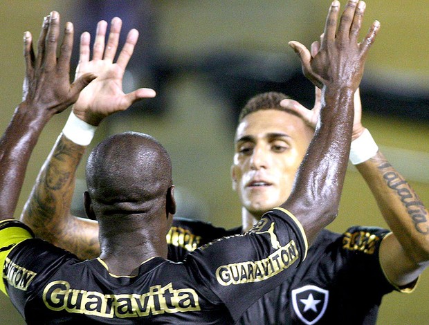 Seedorf Rafael Marques gol Botafogo Sobradinho (Foto: Guilherme Pinto / Ag. O Globo)