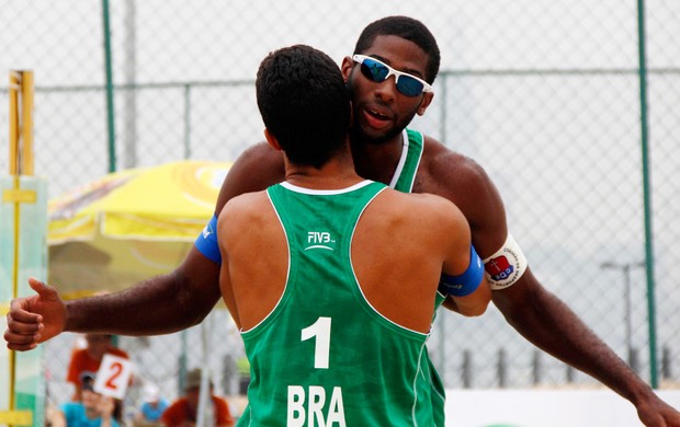 Vitor Felipe e Evandro volei de praia (Foto: FIVB)