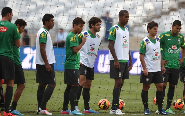 paulinho pato dedé osvaldo treino seleção brasileira brasil (Foto: Mowa Press)