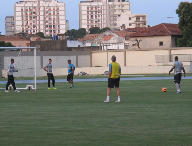 Seedorf pênalti treino Botafogo (Foto: Thales Soares)