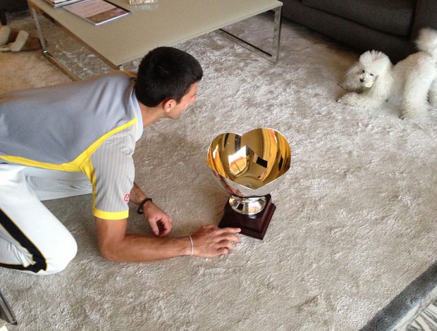 tênis djokovic cachorro troféu atp de monte carlo (Foto: Reprodução / Facebook)