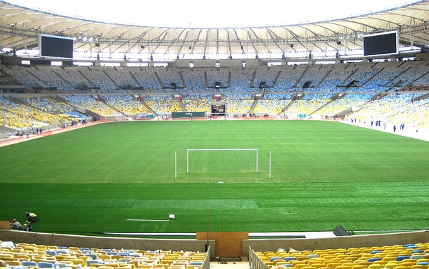 instalação grama sintética Maracanã (Foto: Divulgação)