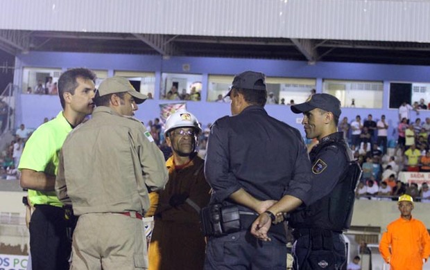 Árbitro Ítalo Medeiros de Azevedo conversa com bombeiro e policiais (Foto: Sara Cardoso)