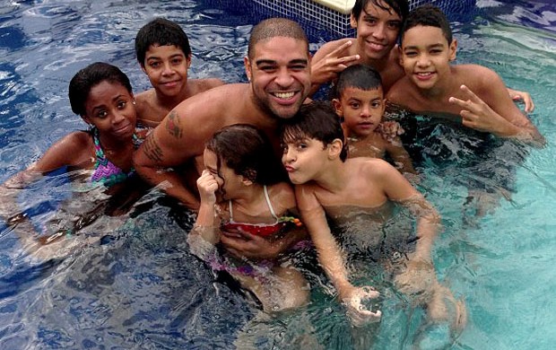 Adriano na piscina (Foto: Reprodução / Instagram)