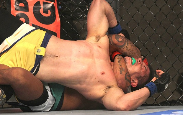 Besouro e Pedro Iriê luta TUF 2  (Foto: Divulgação / UFC)