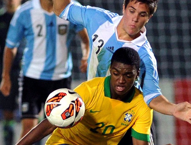 Caio Brasil Argentina sub17 (Foto: AFP)