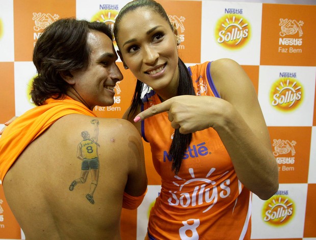 Jaqueline com fã tatuado (Foto: Fabio Rubinato/AGF)