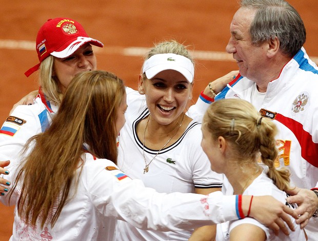 Ekaterina Makarova e Elena Vesnina comemoração tênis Russia Fed Cup (Foto: Reuters)