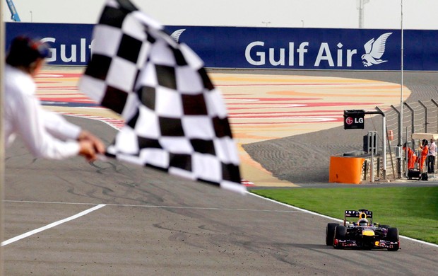 Bandeirada vettel rbr gp do bahrein (Foto: Agência Reuters)