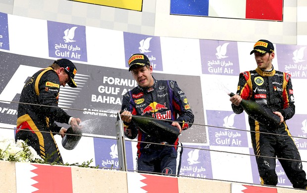 Pódio raikkonen e grosjean lotus vettel RBR gp do Bahrein (Foto: Agência EFE)