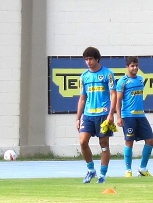 Bruno Mendes treino Botafogo (Foto: Thales Soares)