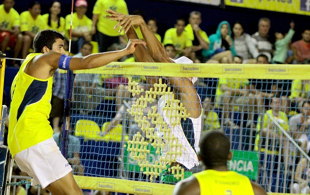 Vitor Felipe e Pedro Solberg vôlei de praia Brasília (Foto: CBV)