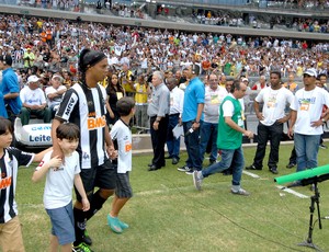 Ronaldinho estádio Mineirão inauguração clássico (Foto: Renato Cobucci / Imprensa MG)