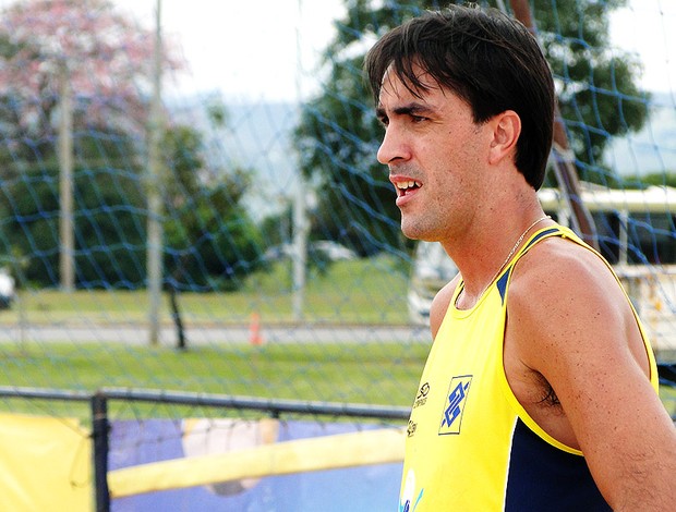 Rodrigão treino vôlei de praia Brasília (Foto: Helena Rebello)