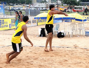 Rodrigão treino vôlei de praia Brasília (Foto: Helena Rebello)