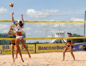 vôlei de praia Lili, Carol e Maria clara eta de Brasília (Foto: Helena Rebello)