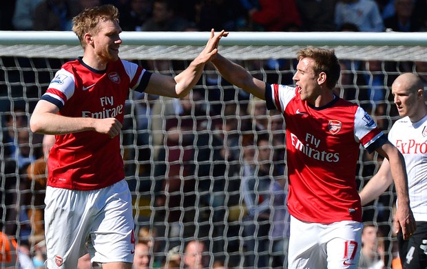 mertesacker monreal arsenal gol fulham (Foto: Agência Reuters)