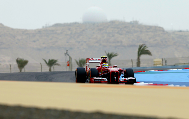 Felipe Massa espera que aposta nos pneus duros faça a diferença no GP do Bahrein (Foto: Reuters)