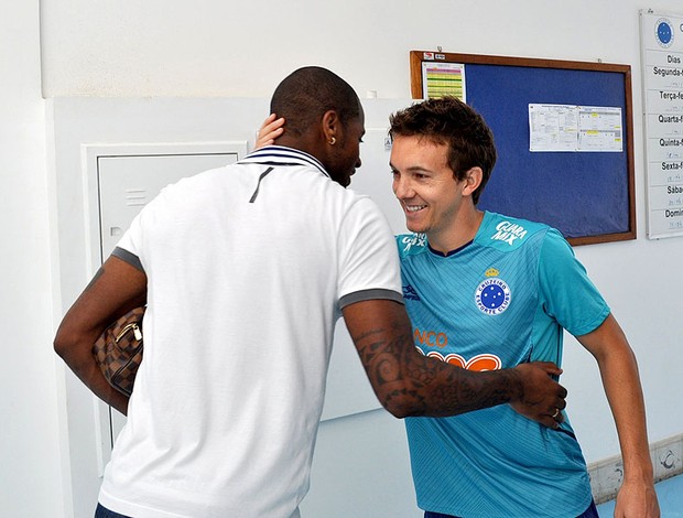 Dagoberto recebe Dedé Cruzeiro (Foto: Divulgação / Cruzeiro)