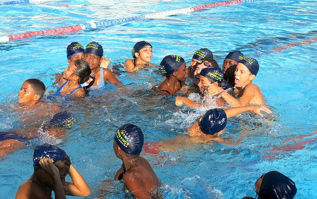 Thiago Pereira natação crianças Espaço Criança Esperança (Foto: Lydia Gismondi)