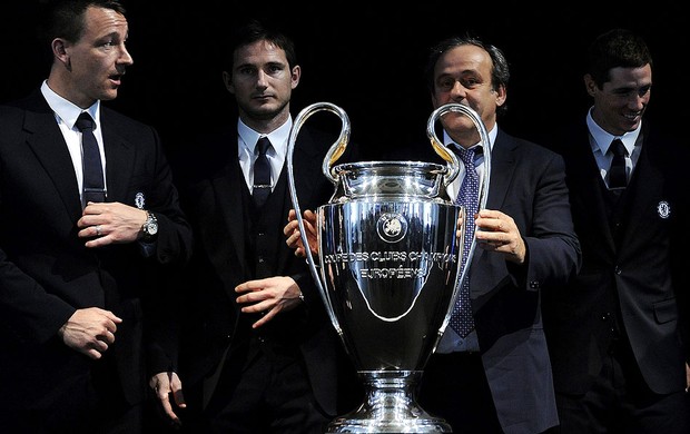 michel platini terry lampard fernando torres entrega da taça liga das campeões (Foto: Agência EFE)