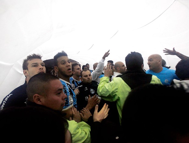 confusão jogo Huachipato Grêmio  (Foto: AP)