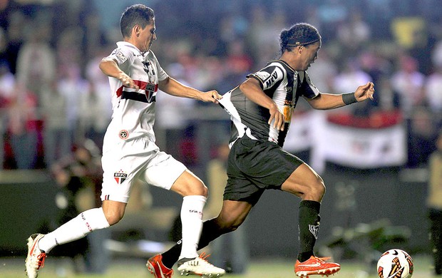 Ganso Ronaldinho Gaúcho jogo São Paulo Atlético-MG (Foto: Reuters)