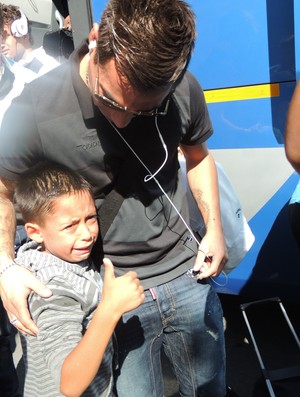 Menino chora ao encontrar Vargas no Chile (Foto: Lucas Rizzatti/GLOBOESPORTE.COM)