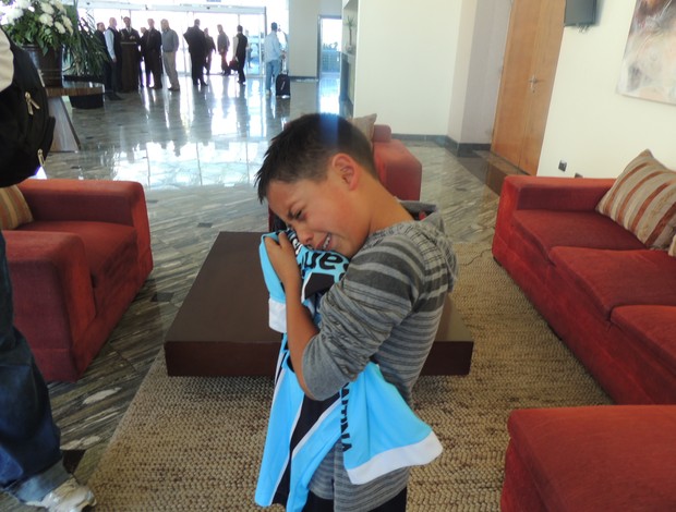 Menino chora ao encontrar Vargas no Chile (Foto: Lucas Uebel/Divulgação, Grêmio)