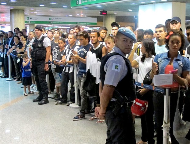 desembarque Botafogo torcida Brasília (Foto: Thales Soares)