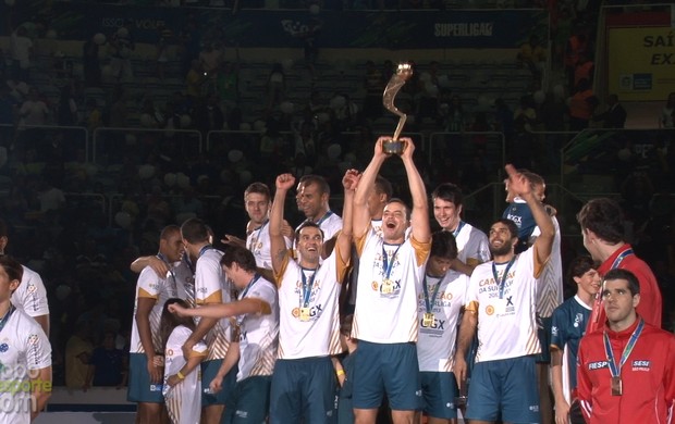 Equipe do Rio de Janeiro levanta o troféu da Superliga de Vôlei masculino 2012/2013 (Foto: Thiago Correia/Globoesporte.com)