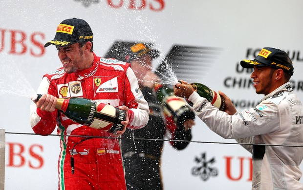 fernando alonso ferrari e LEwis Hamilton marcedes pódio gp da China (Foto: Agência Getty Images)