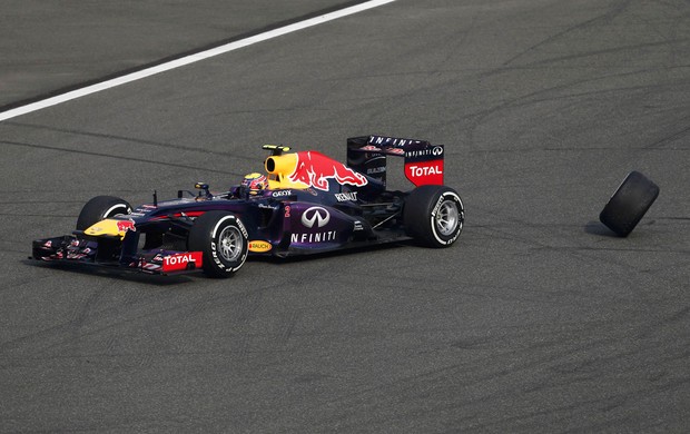 MArk webber RBR pneu dtraseiro direito acidente gp da china (Foto: Agência Reuters)