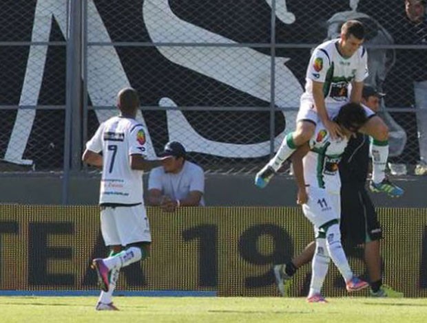 San Martin comemora gol sobre Boca Juniors (Foto: Divulgação/Site Oficial do San Martin)