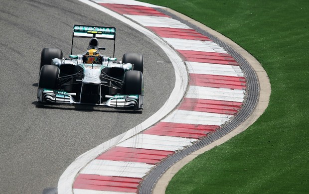 Lewis Hamilton, da Mercedes, no treino classificatório para o GP da China (Foto: Getty Images)