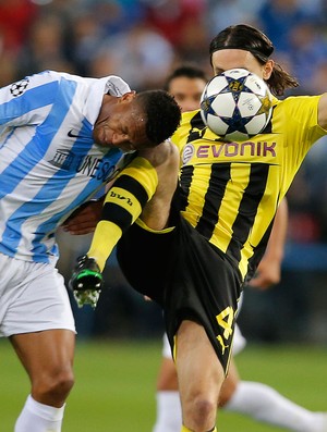 Julio Baptista e Neven Subotic, Málaga x Borussia Dortmund (Foto: AFP)