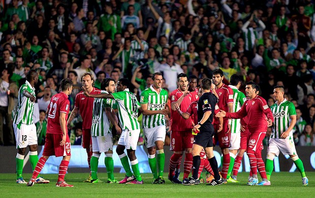 confusão jogo Betis Sevilla (Foto: Reuters)