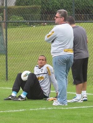 Renan conversa com o fisioterapeuta Flavio Meirelles e o supervisor Sidnei Loureiro (Foto: Thales Soares / Globoesporte.com)