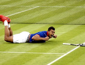 Tsonga comemora vitória sobre Thomaz Bellucci em Londres (Foto: Getty Images)