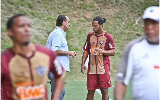 Alexandre Kalil e Ronaldinho conversam no Galo (Foto: Bruno Cantini / Site Oficial do Atlético-MG)